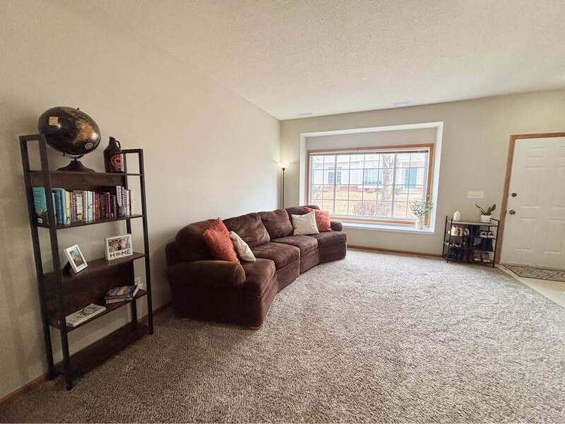 2182 Ridgeview Cir - Photo 2 of 12