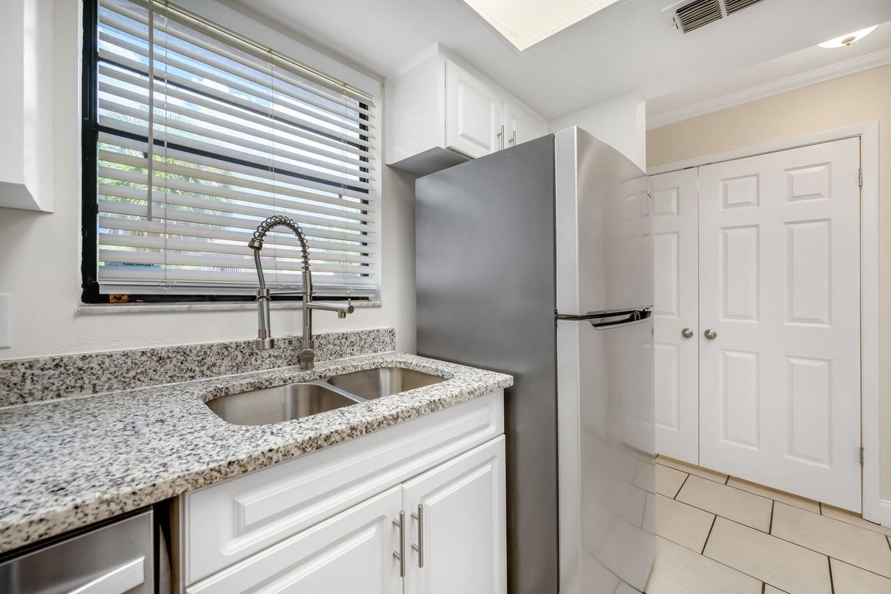 6119 Memorial Hwy - Photo 7 of 32