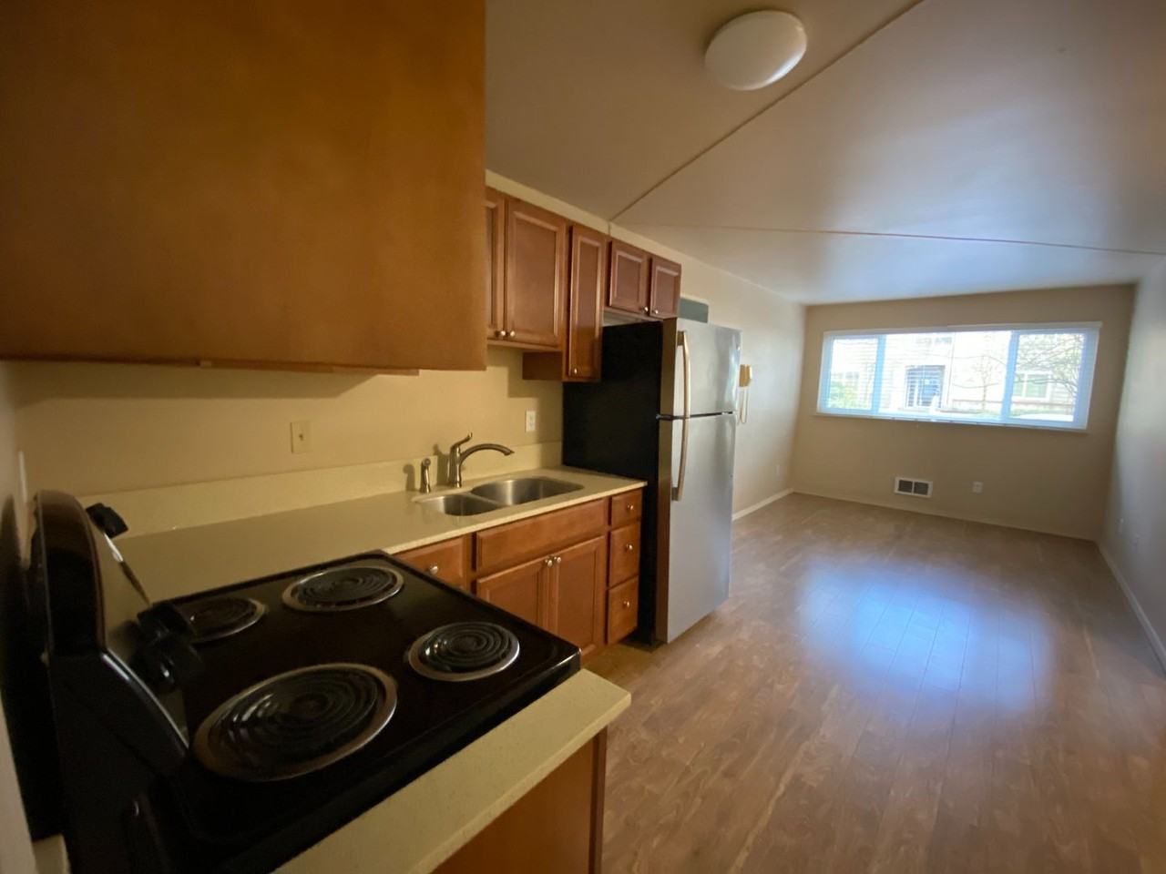 Royal Manor Apartments - Photo 2 of 24