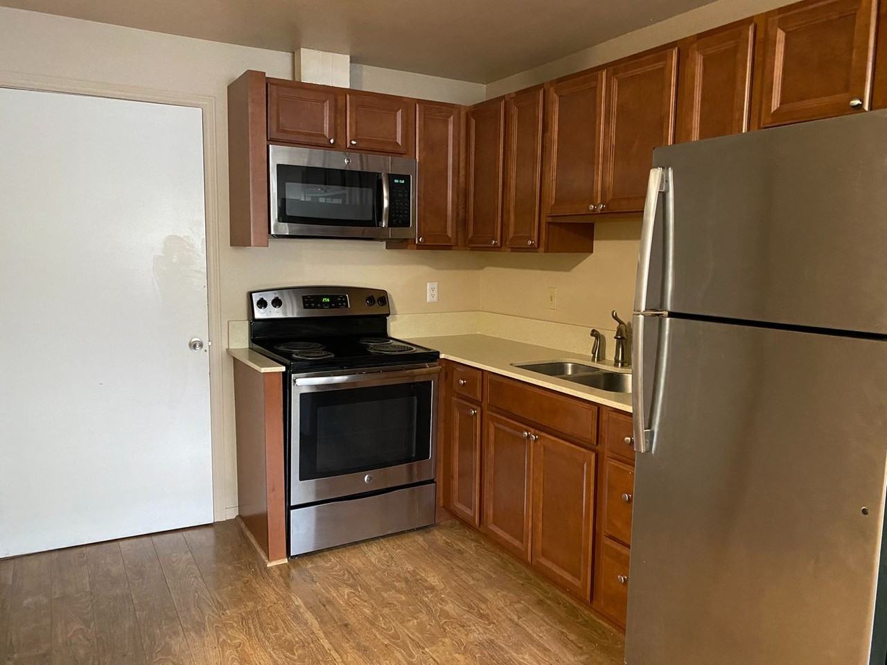 Royal Manor Apartments - Photo 4 of 24