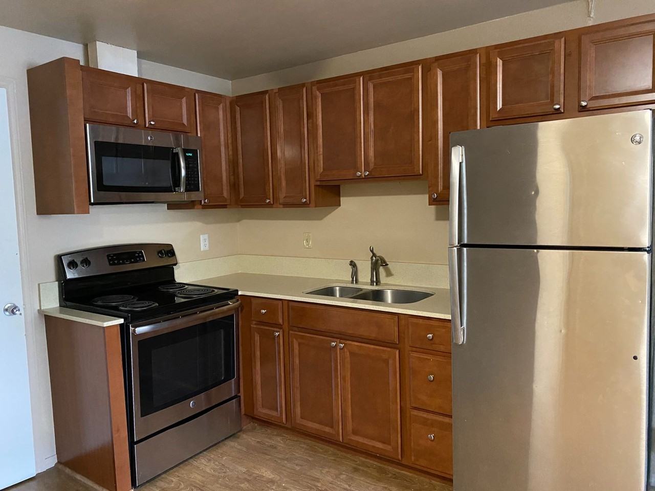 Royal Manor Apartments - Photo 6 of 24