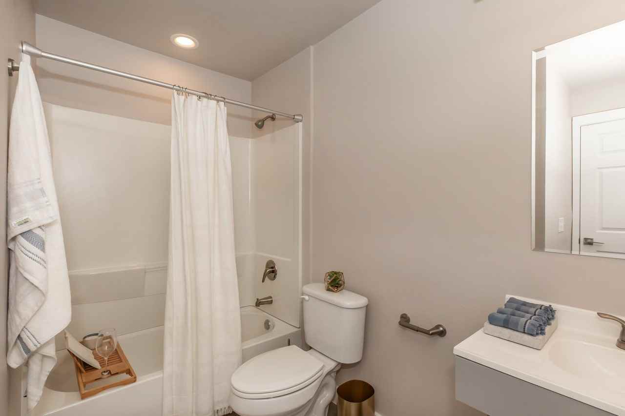 Lucksinger - Photo 4 of 24