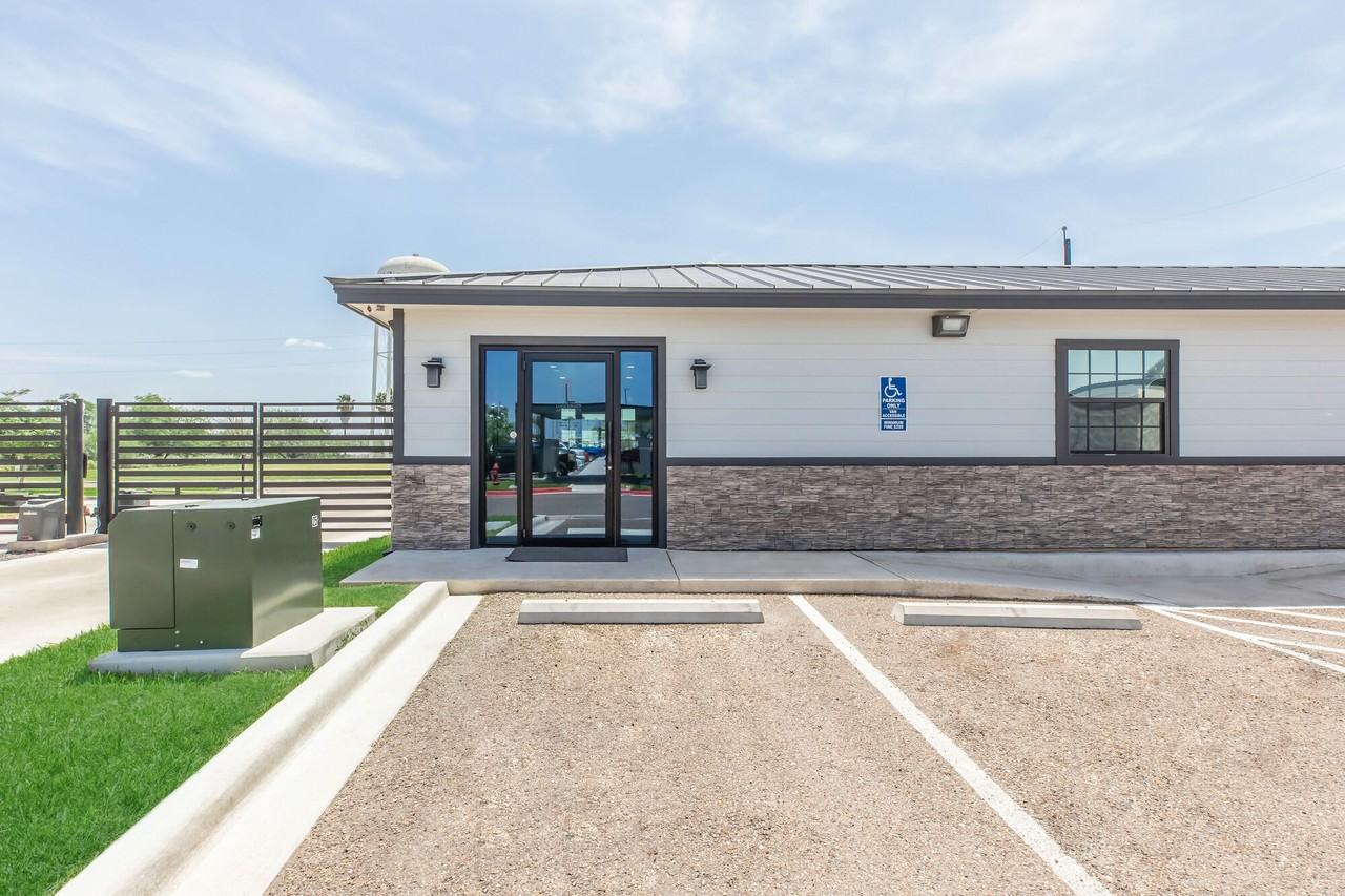 Lucksinger - Photo 6 of 24