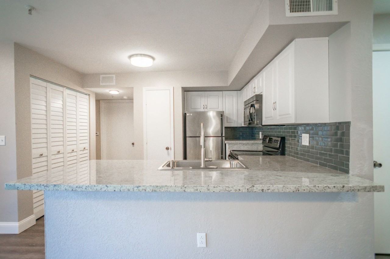 7280 Westpointe Blvd - Photo 4 of 16