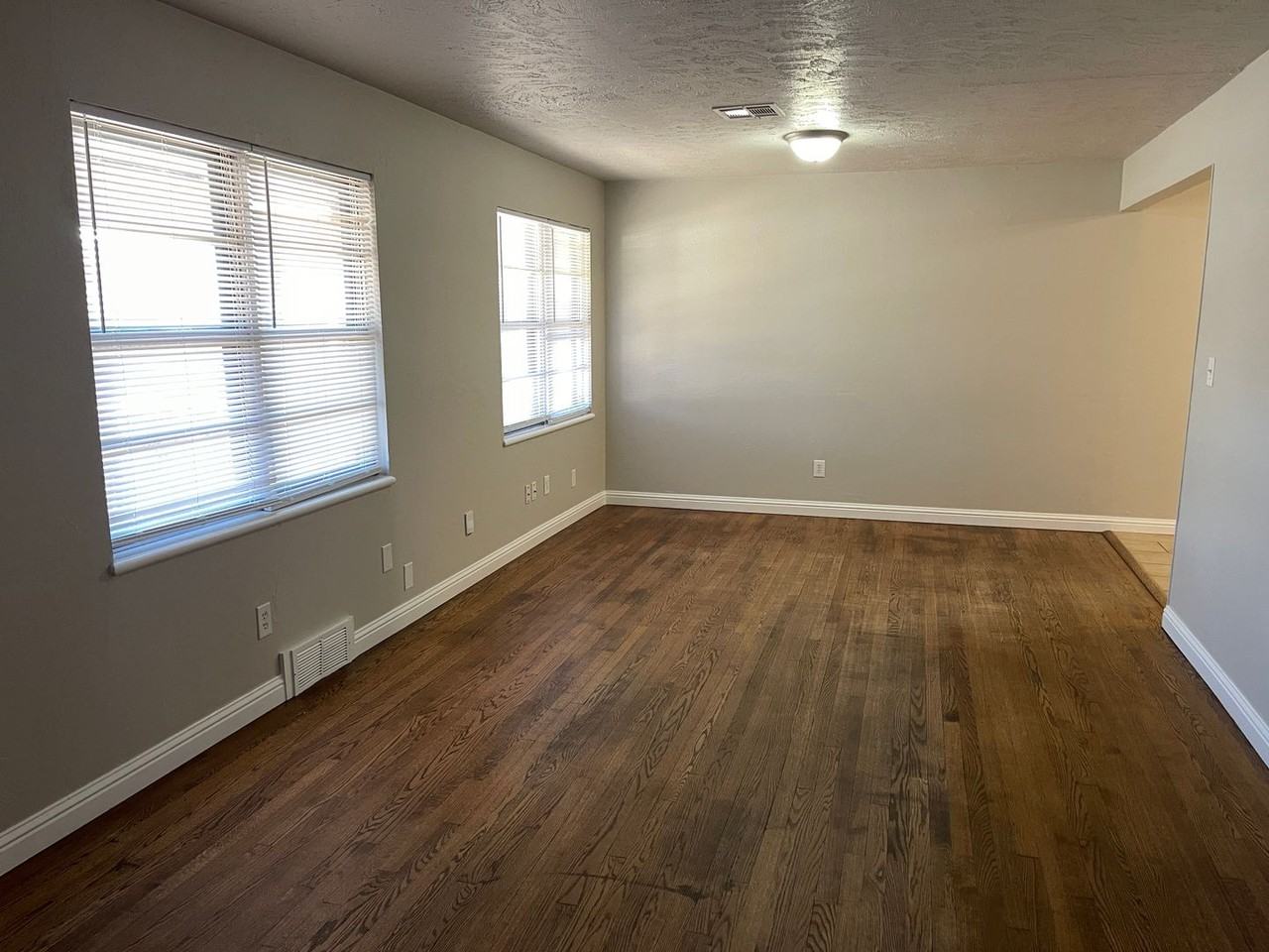 5416 S Drexel Ave - Photo 3 of 10