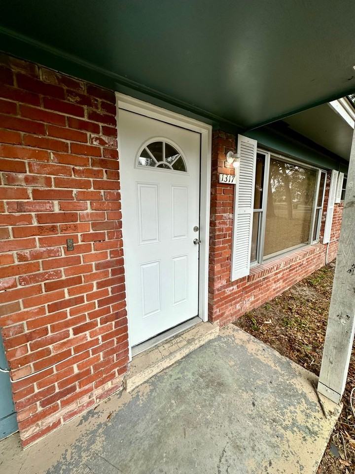 1317 Cambridge Dr - Photo 3 of 25