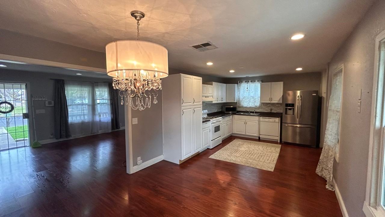 322 E Roseburg Ave - Photo 7 of 19