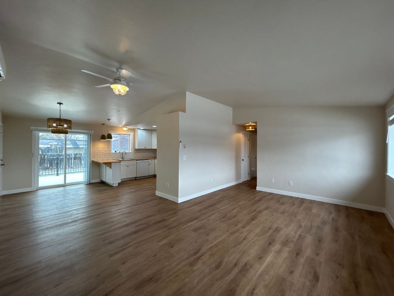 3201 Sw Quartz Ave - Photo 3 of 19