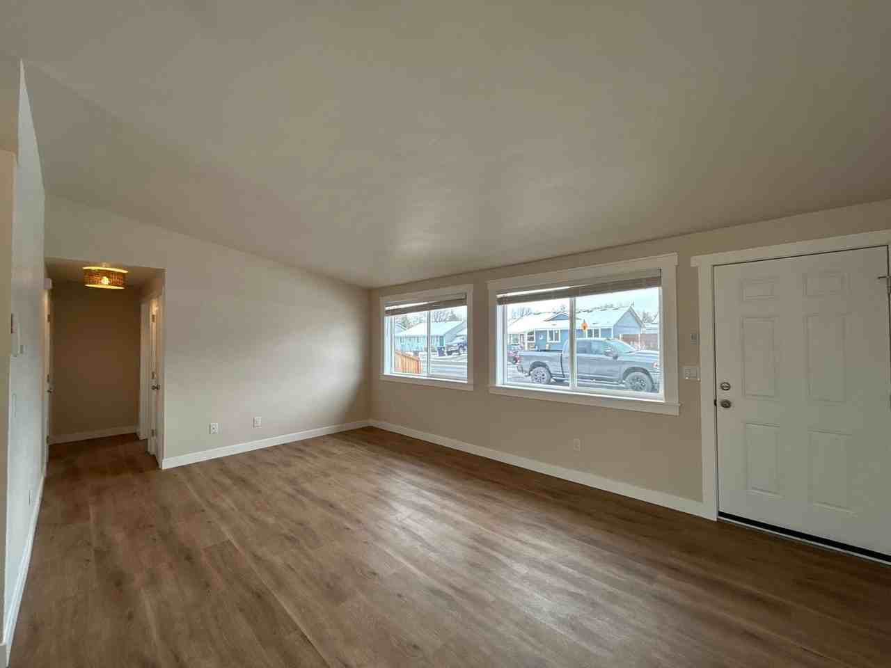 3201 Sw Quartz Ave - Photo 4 of 19