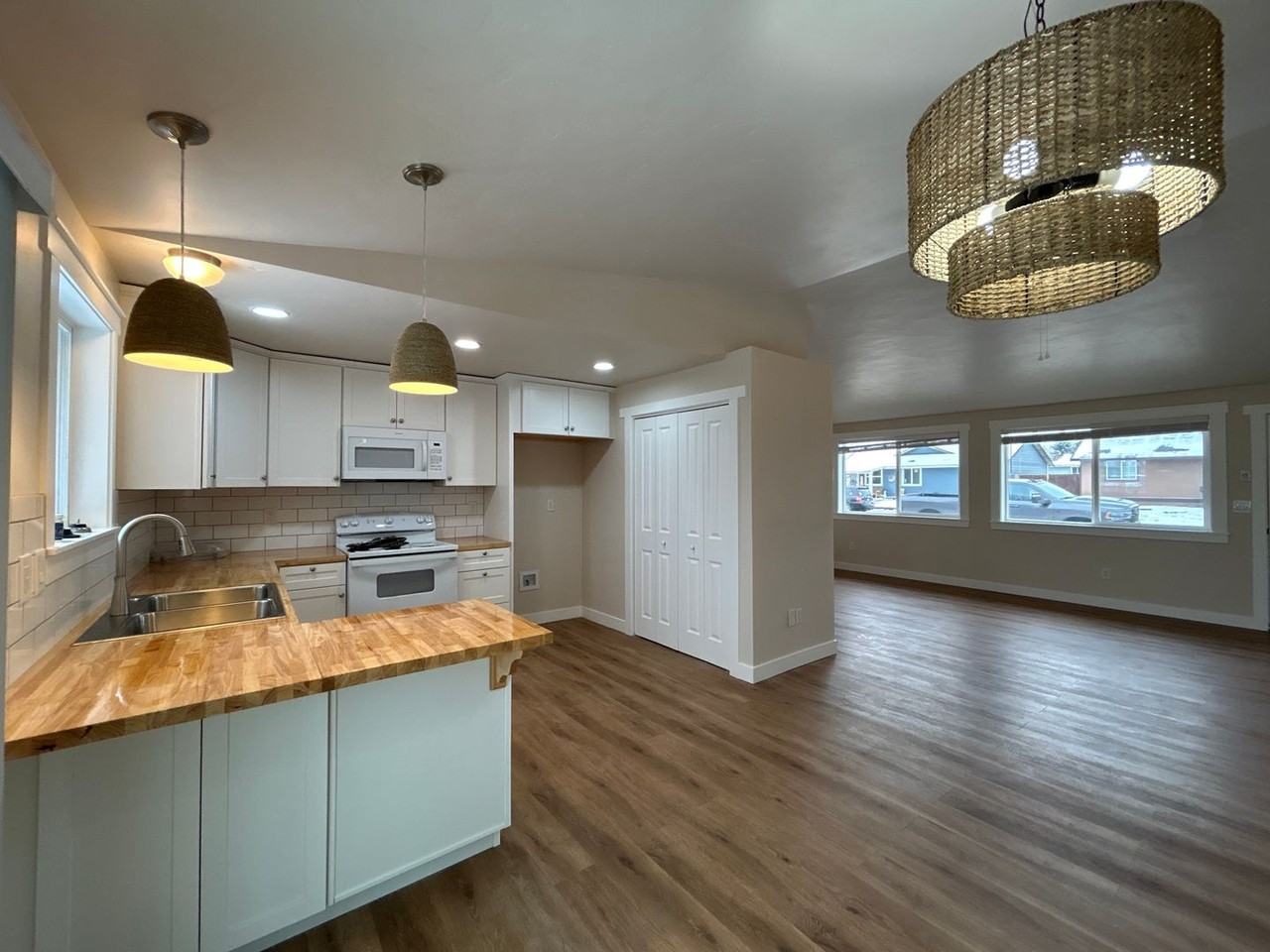 3201 Sw Quartz Ave - Photo 7 of 19
