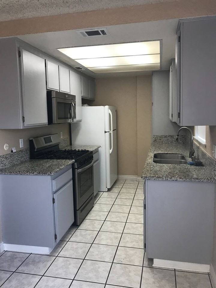 1041 Clark St - Photo 4 of 13