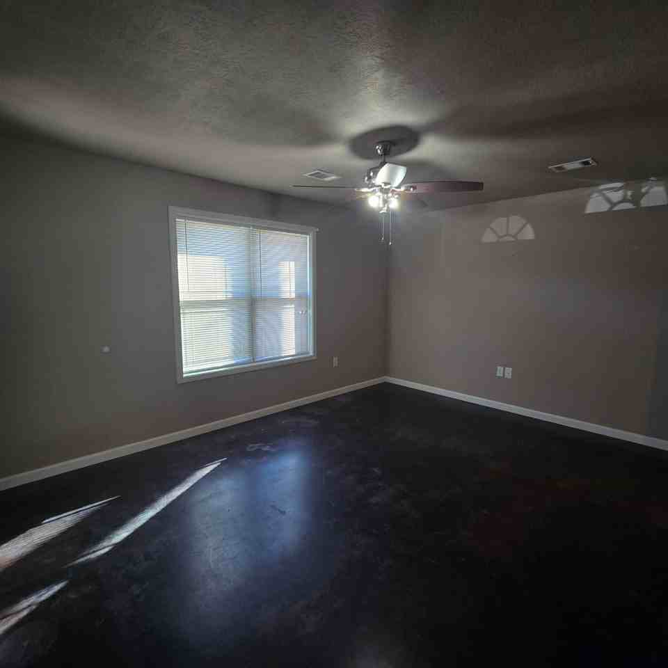 1423 Mclain St #9 - Photo 7 of 15