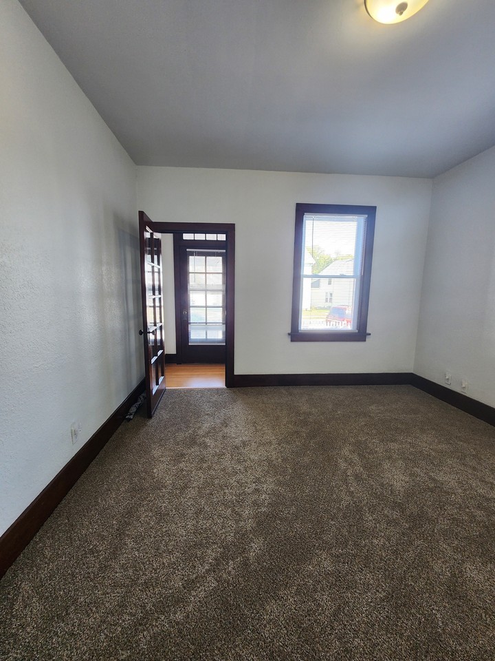 2407 Windsor Avenue - Photo 3 of 22