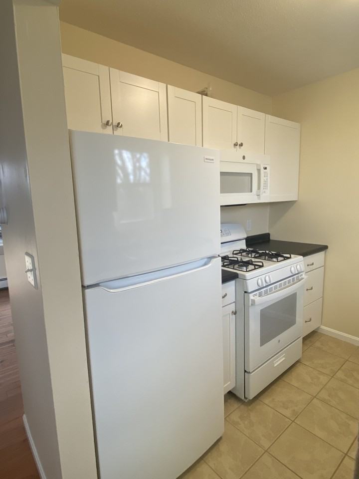 426 Colchester Avenue - Photo 2 of 9