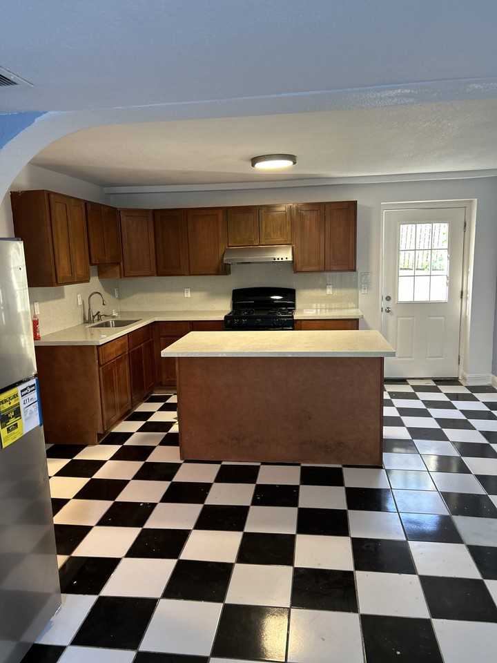 936 Hollister Ave #NA - Photo 2 of 9
