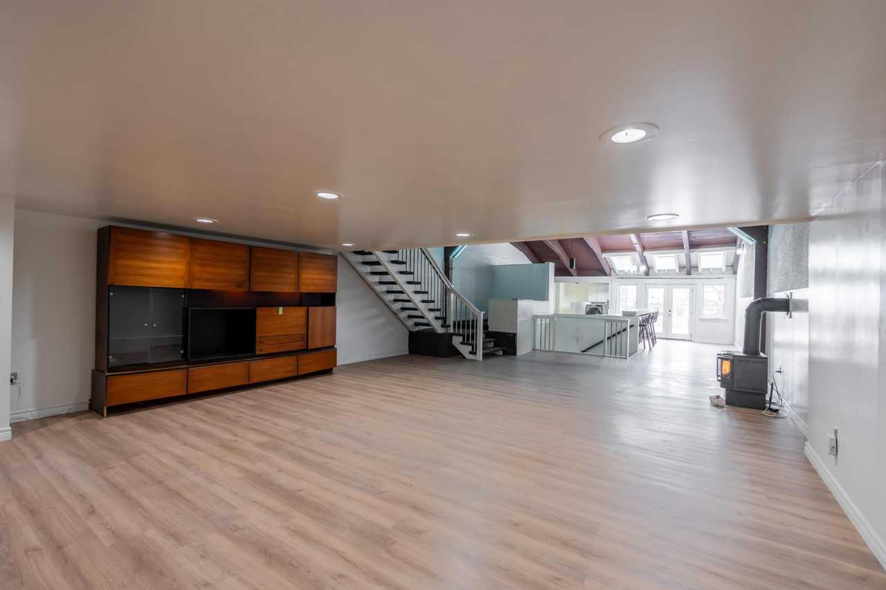 187 Christina St N #1 - Photo 3 of 20