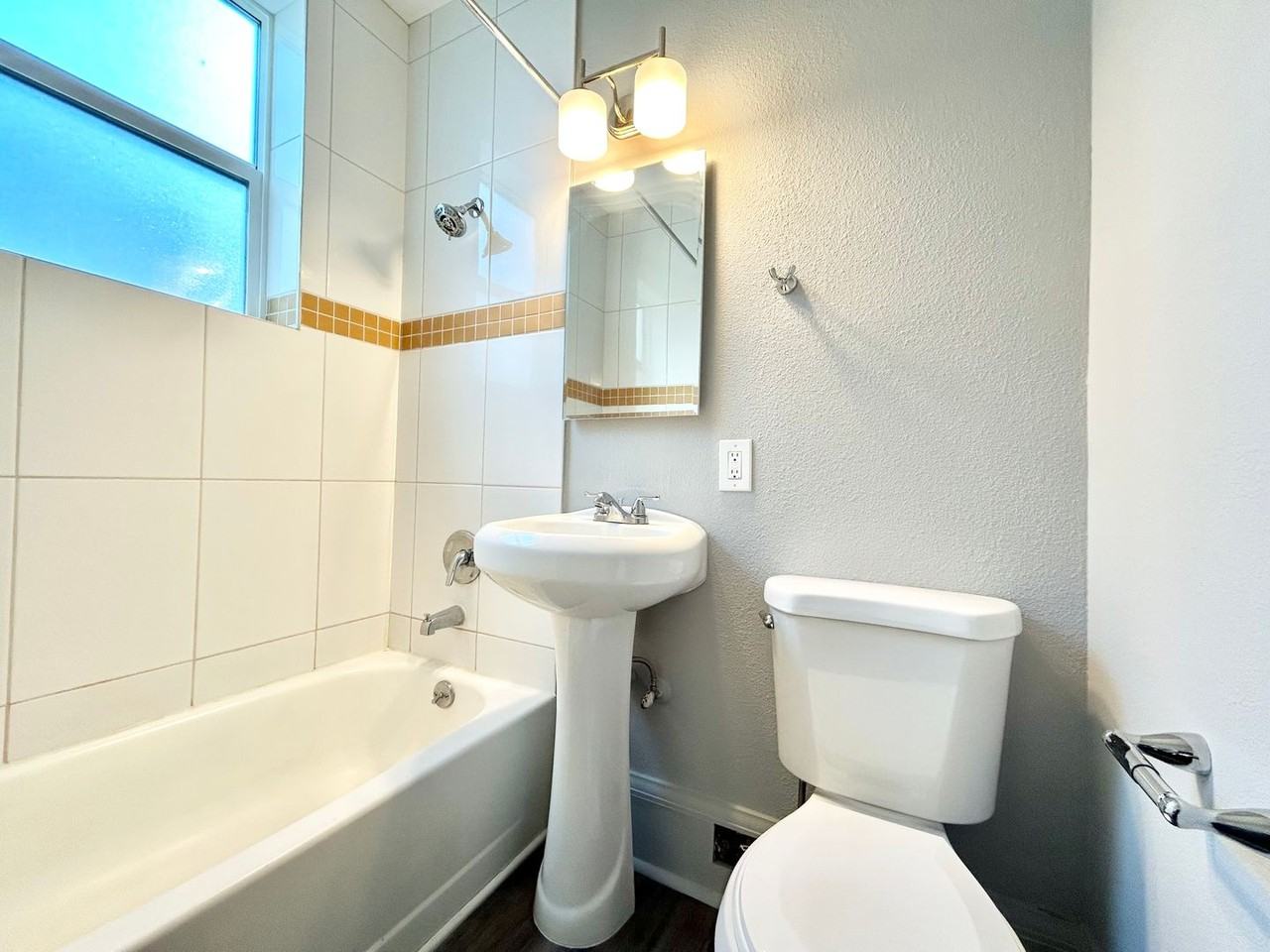 814 Columbia St - Photo 3 of 22