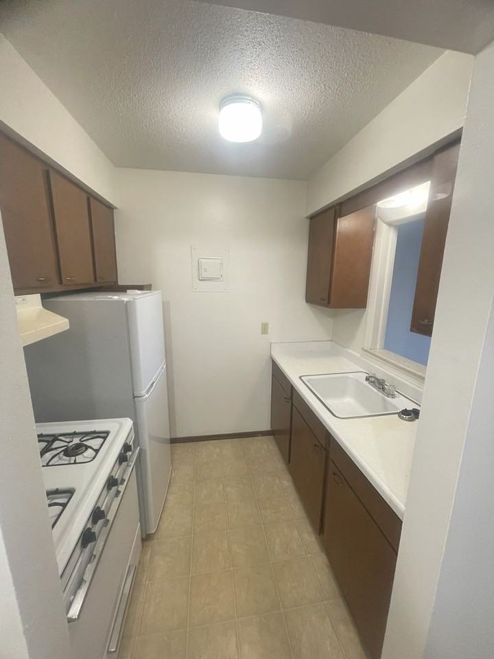 791 Russell Rd - Photo 4 of 15