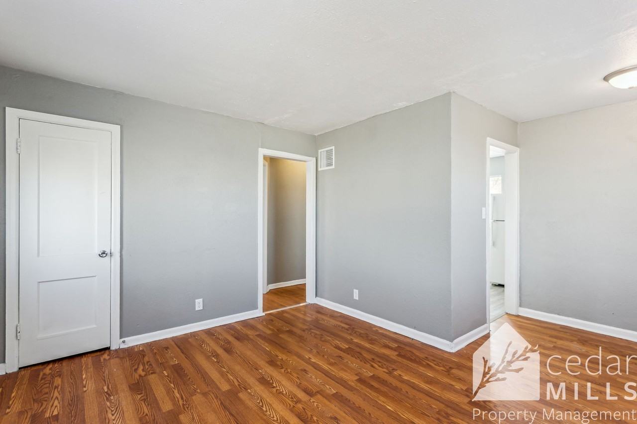 1703 E Looman St - Photo 2 of 16