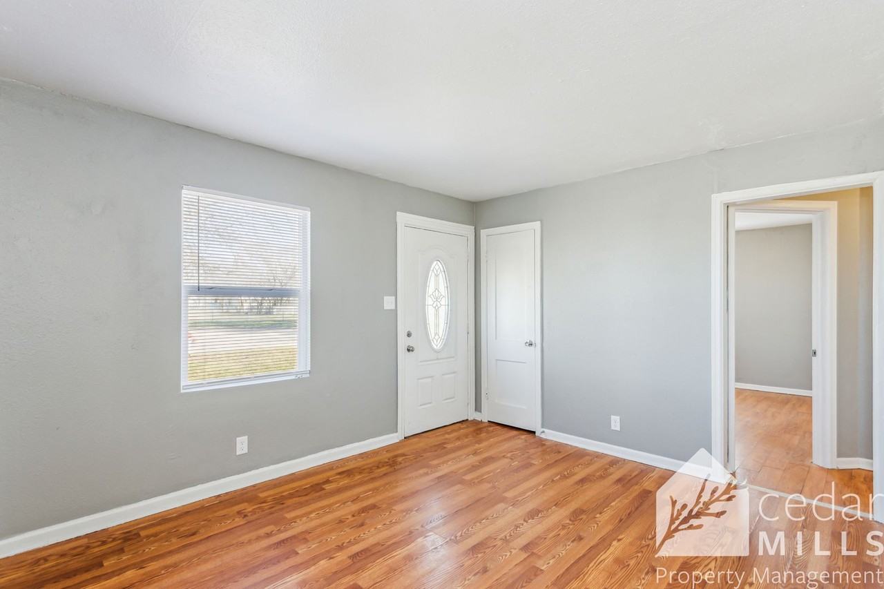 1703 E Looman St - Photo 3 of 16