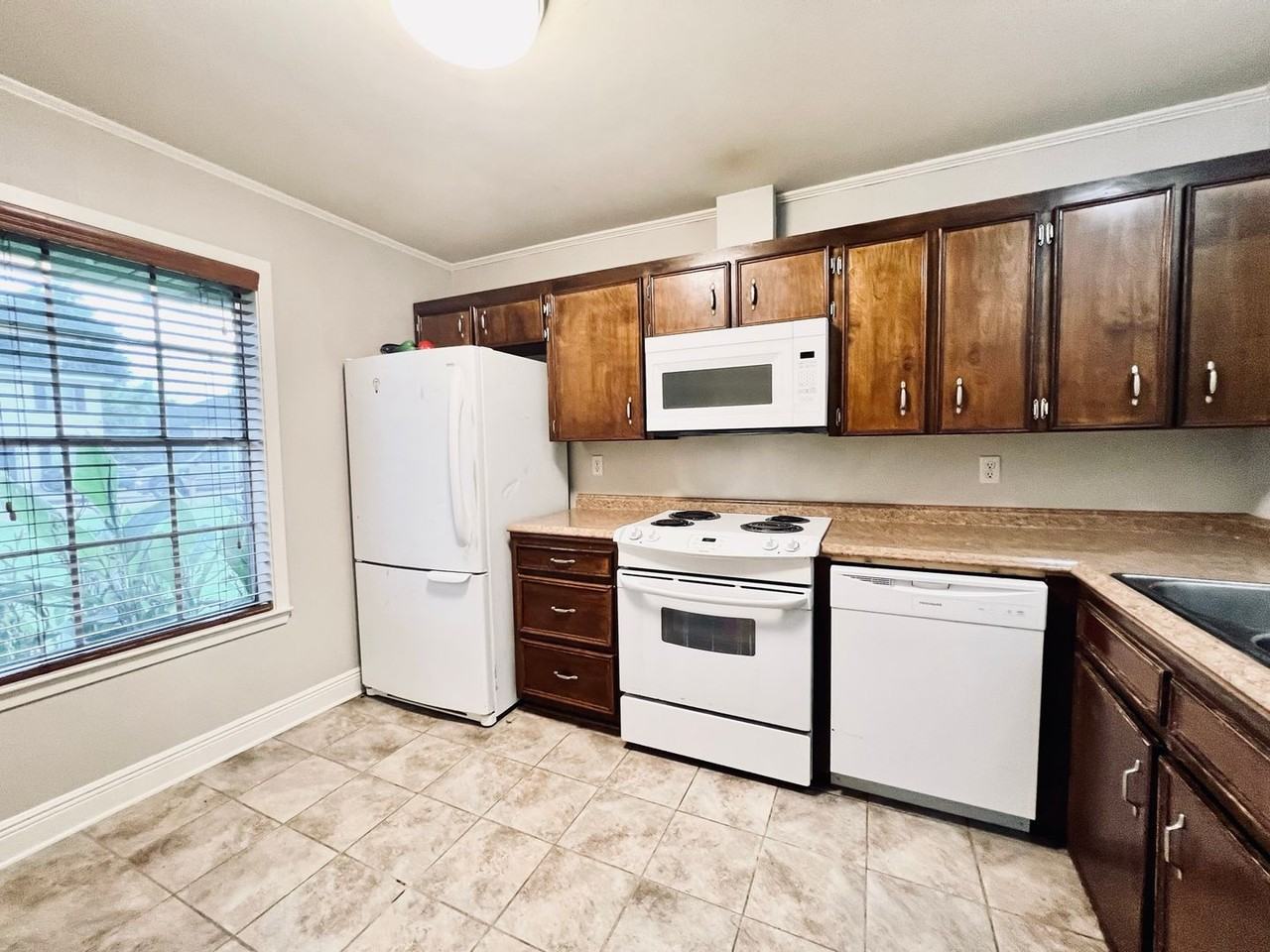 214 Ryder Dr - Photo 3 of 16