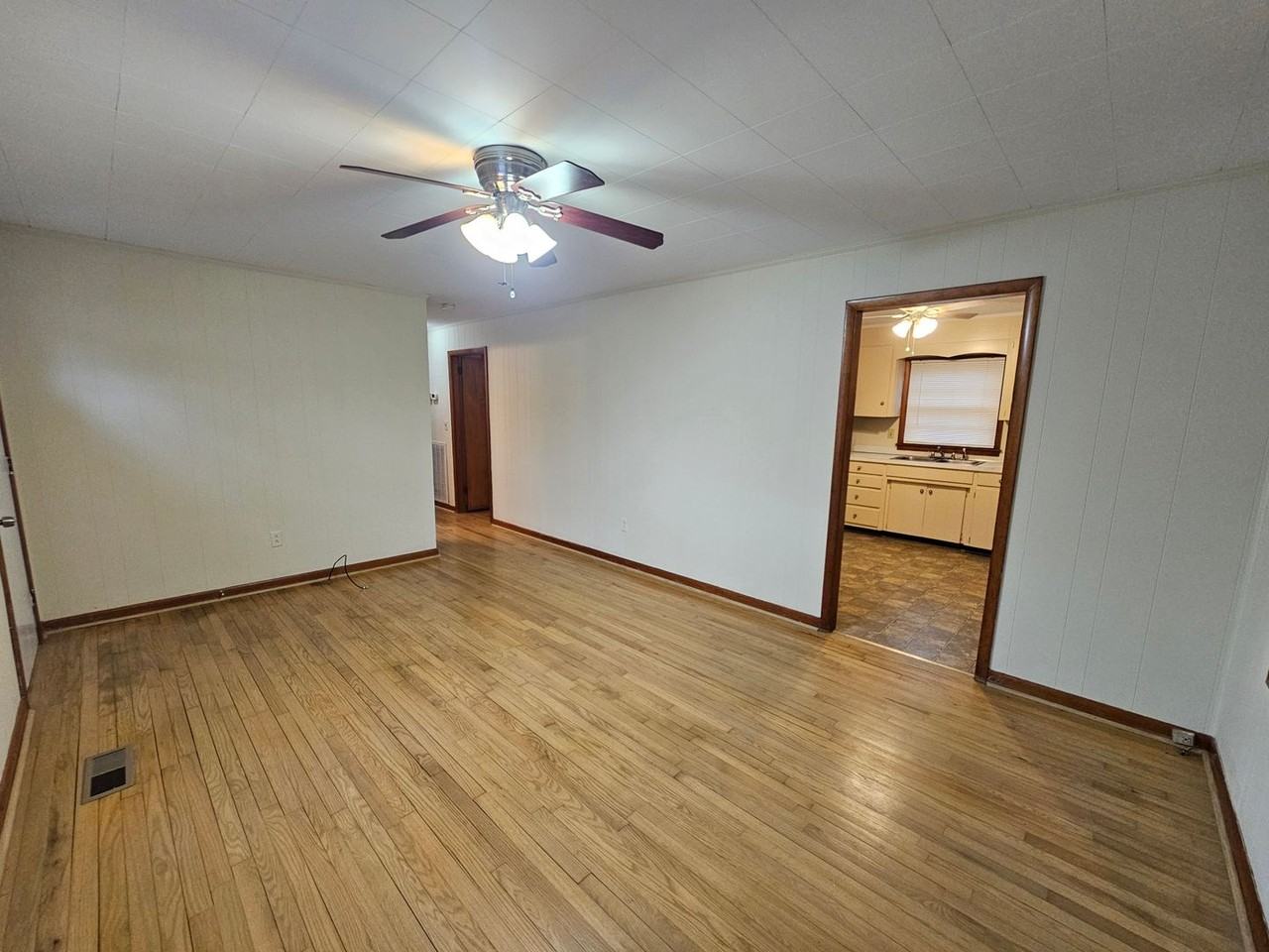 504 Casey St - Photo 3 of 15