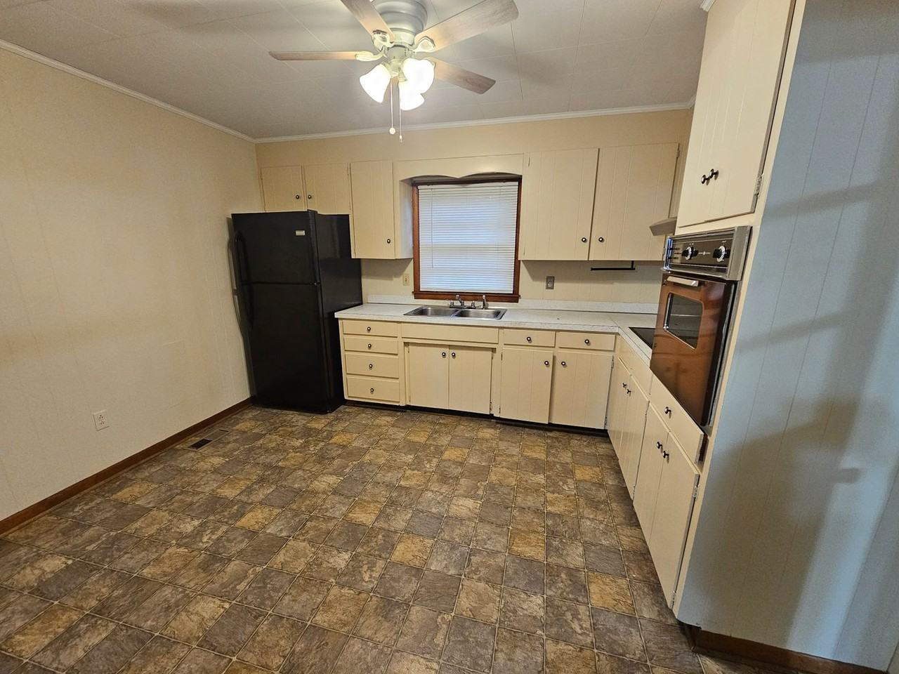 504 Casey St - Photo 4 of 15