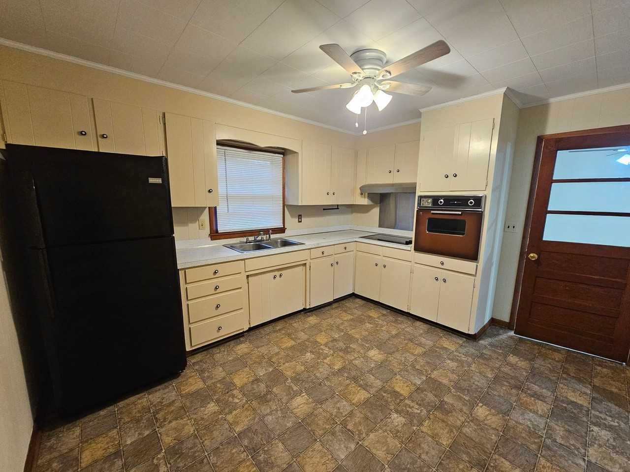 504 Casey St - Photo 5 of 15