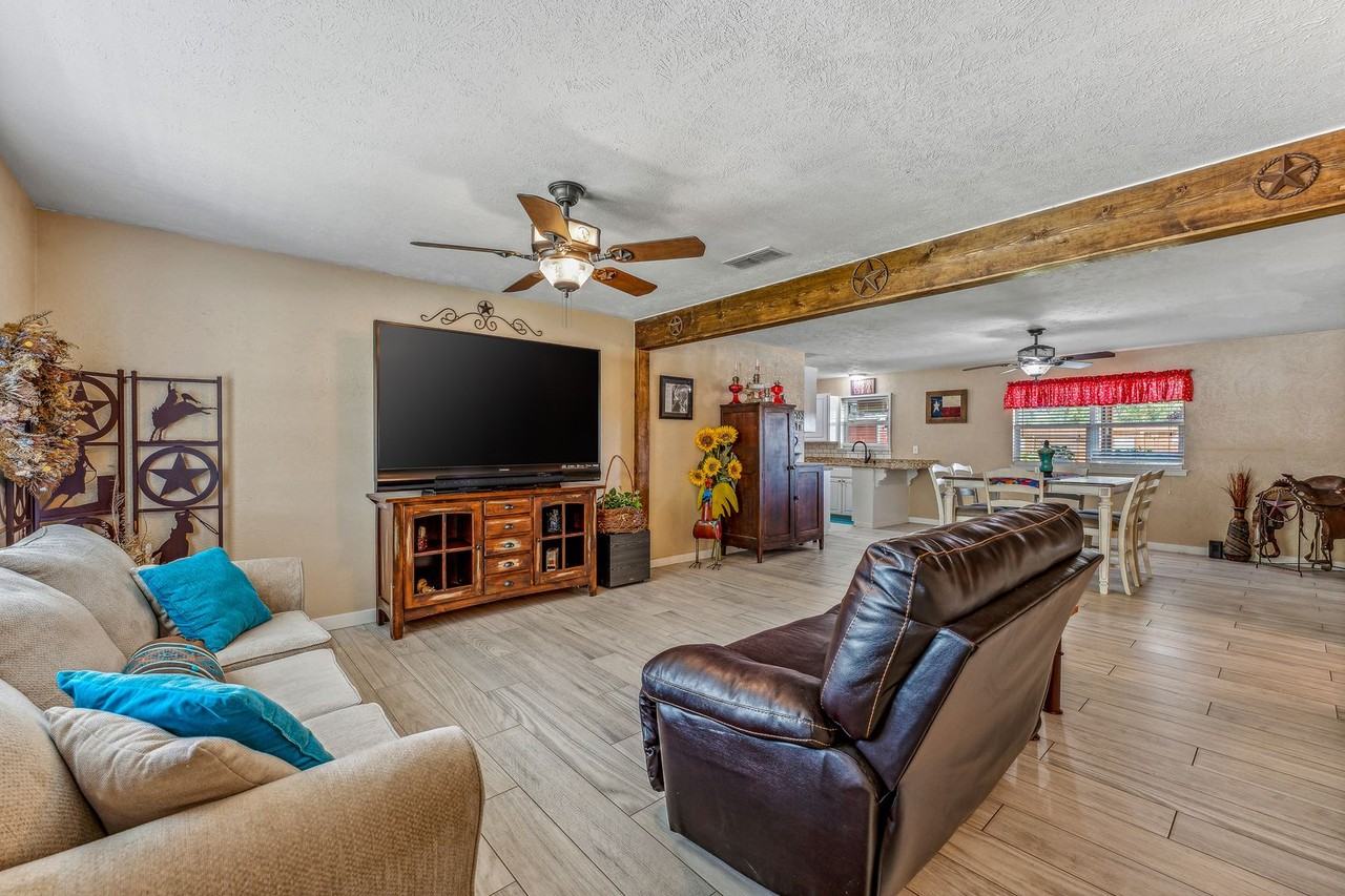 261 Greenview Dr - Photo 2 of 39