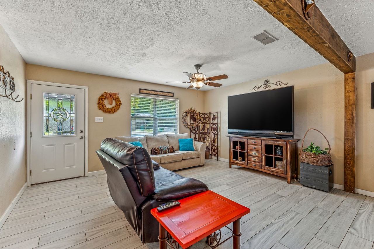 261 Greenview Dr - Photo 3 of 39