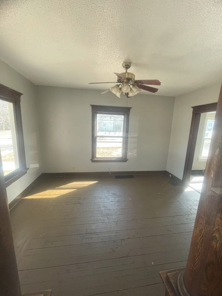 126 Wellington St - Photo 2 of 11