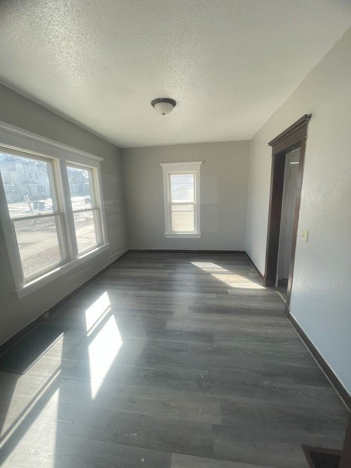 126 Wellington St - Photo 3 of 11