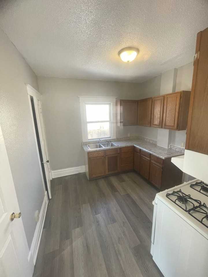 126 Wellington St - Photo 4 of 11