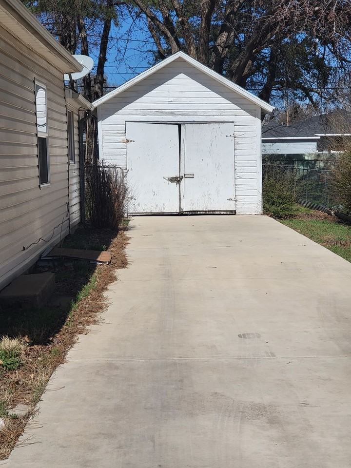 1216 W James Ave - Photo 2 of 13