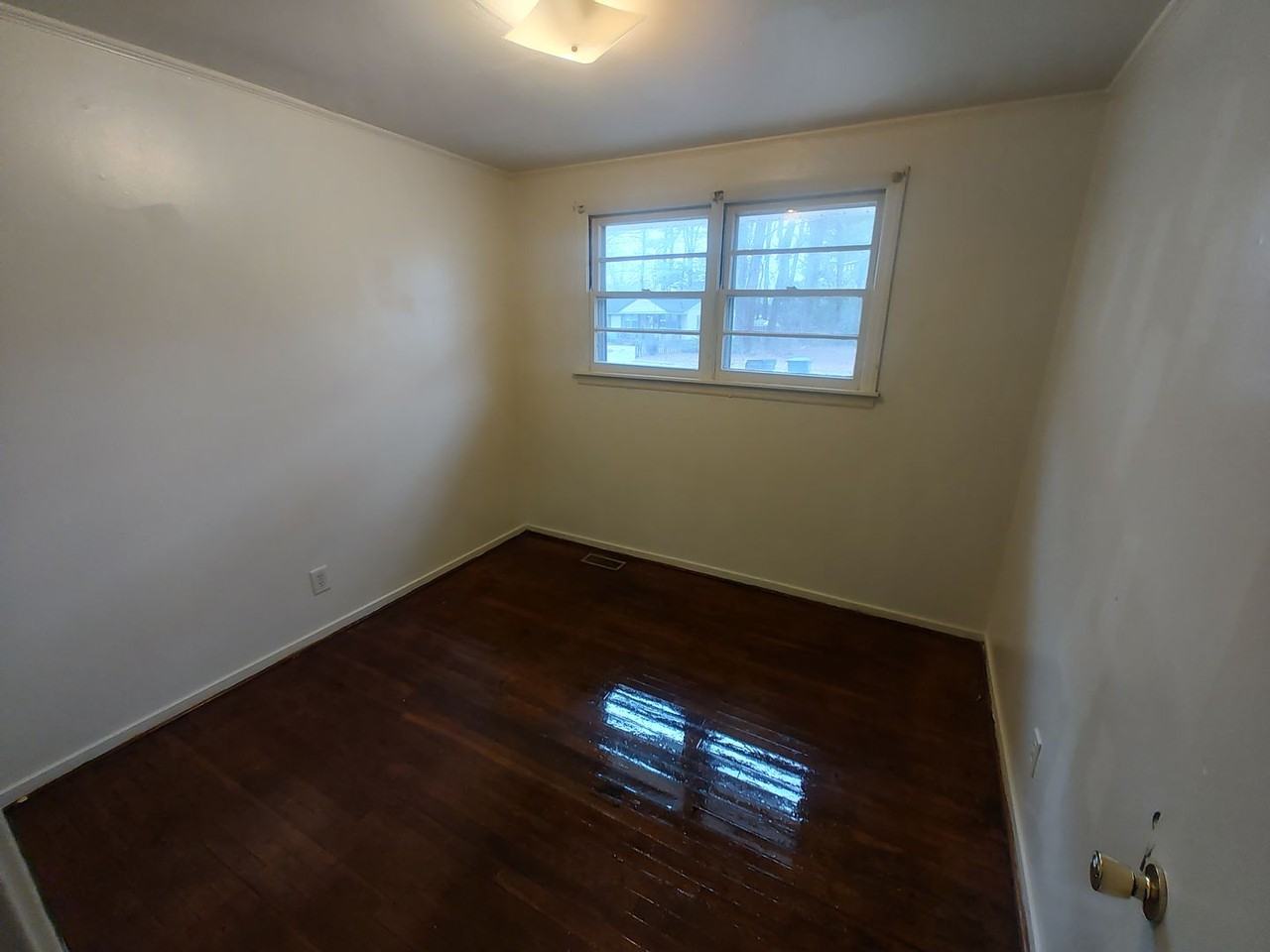 2204 Hawthorne Ave - Photo 2 of 11