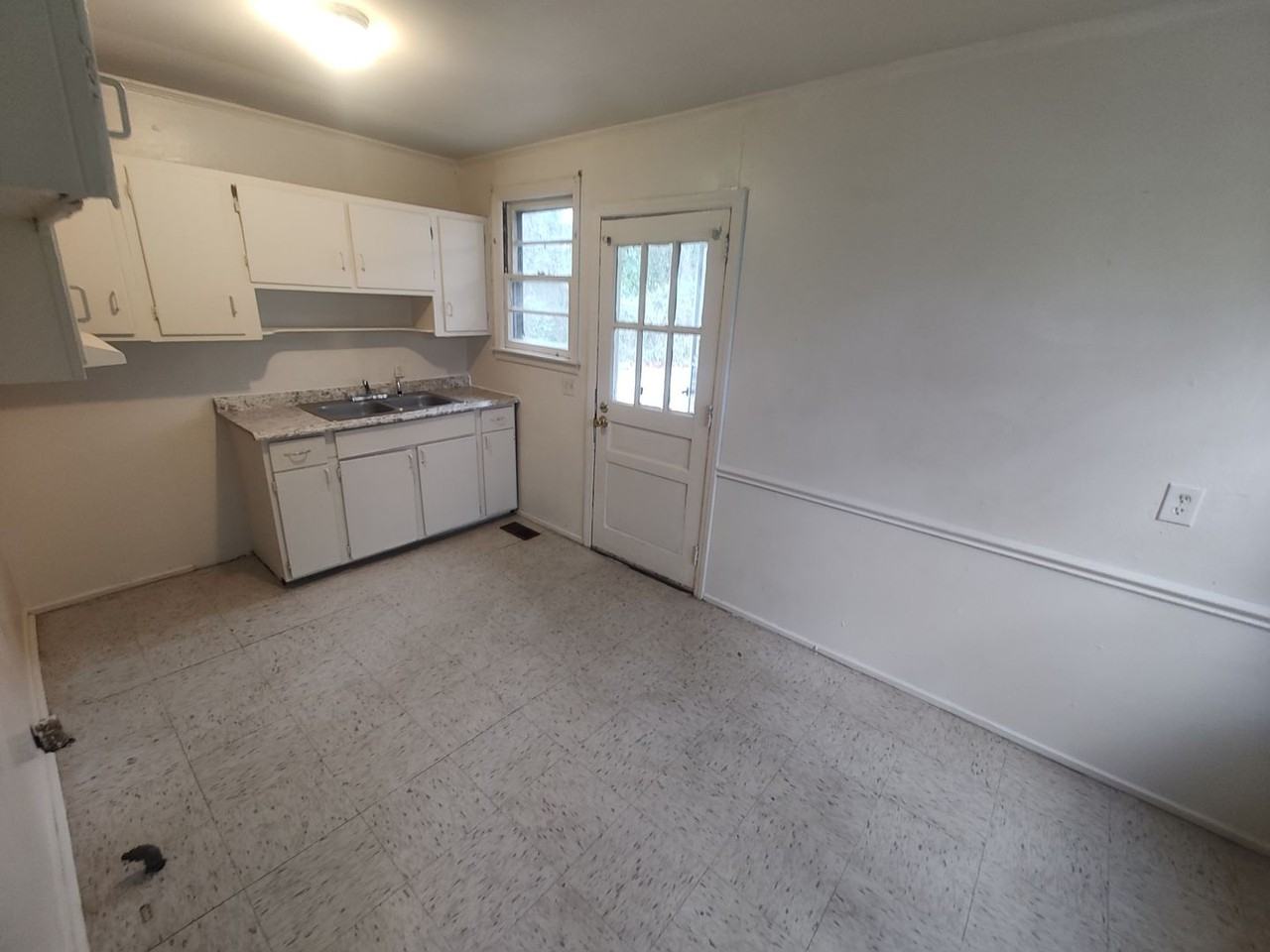 2204 Hawthorne Ave - Photo 3 of 11