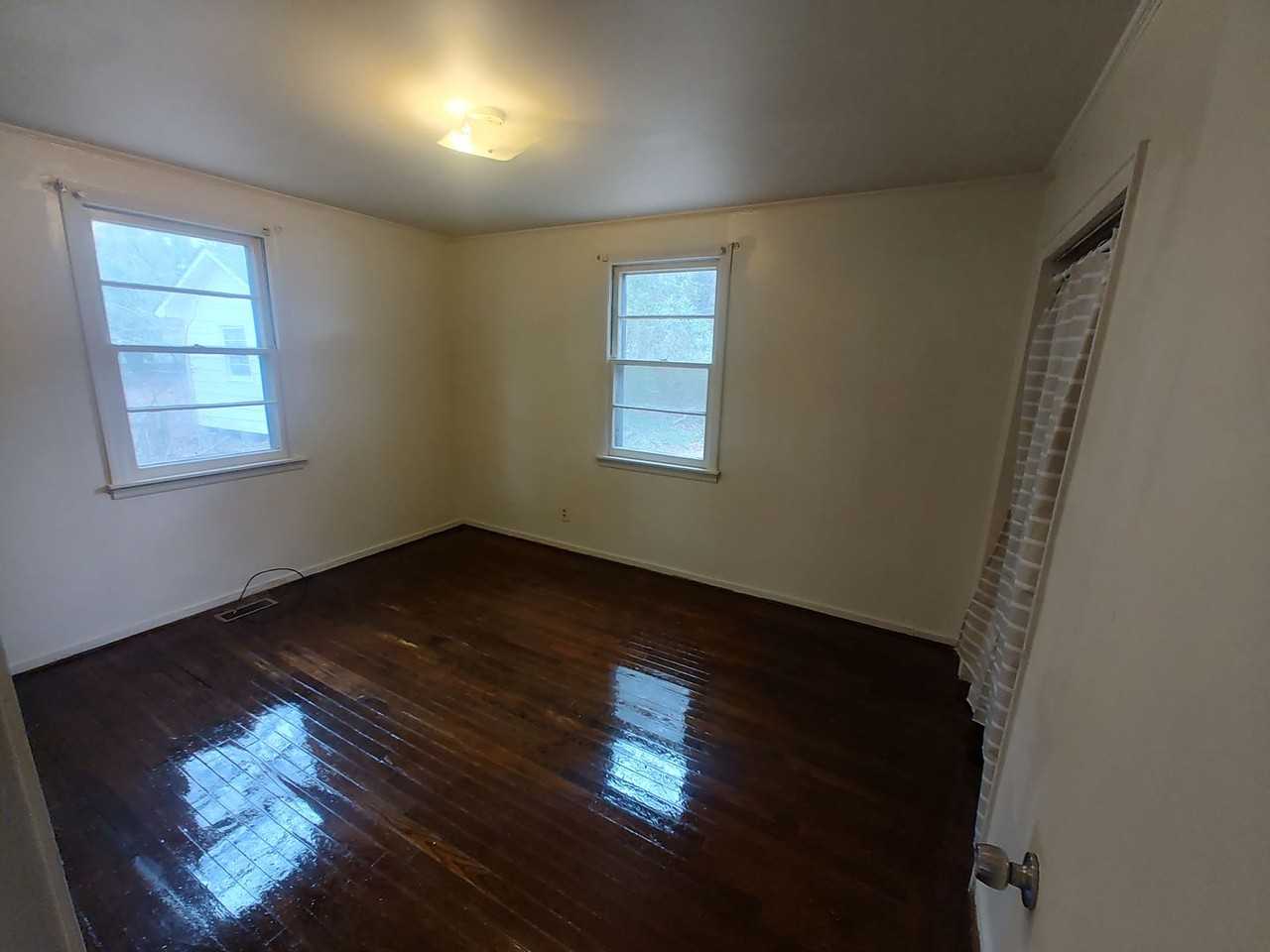 2204 Hawthorne Ave - Photo 5 of 11