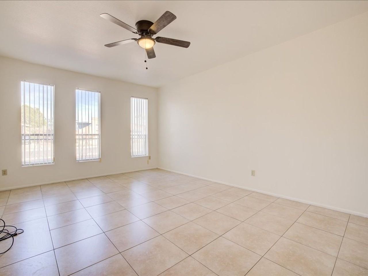 665 N Banff Ave - Photo 5 of 33