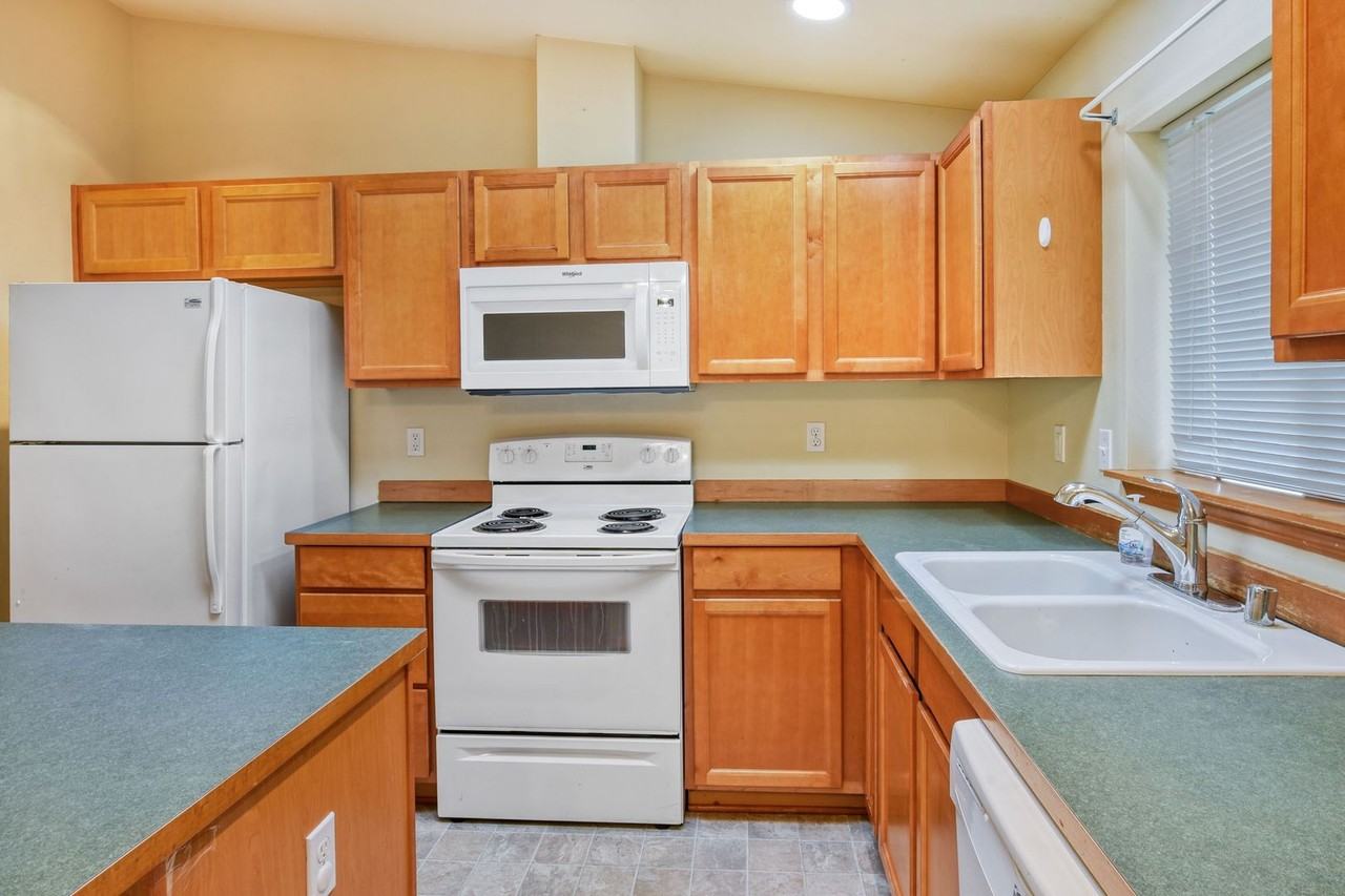 7848 32nd St Ne - Photo 4 of 17