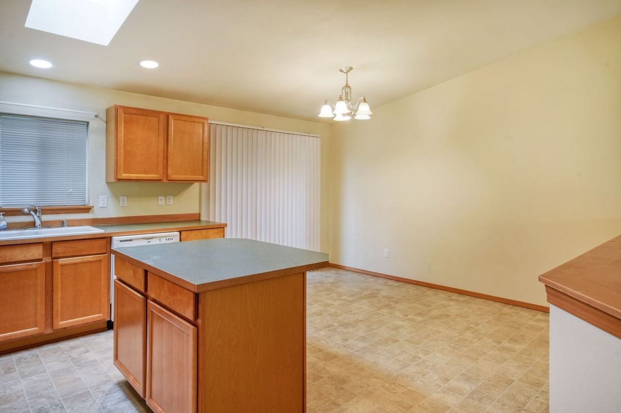 7848 32nd St Ne - Photo 5 of 17