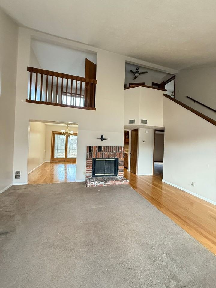 716 Wellington Ct - Photo 3 of 14