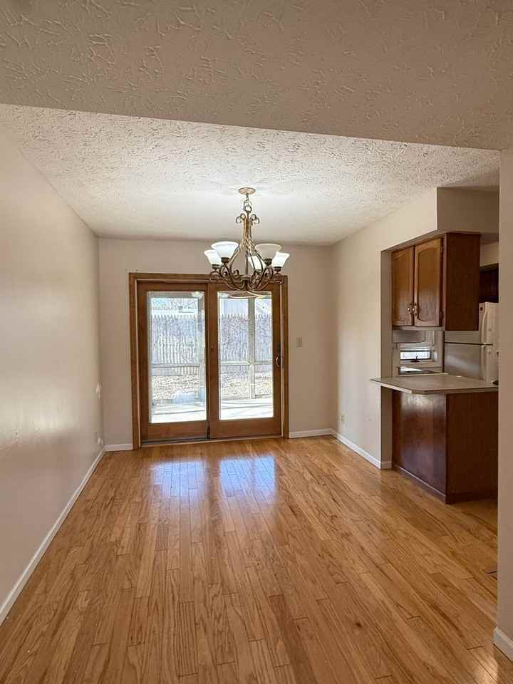 716 Wellington Ct - Photo 5 of 14