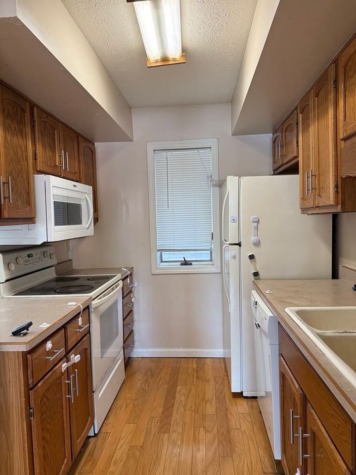 716 Wellington Ct - Photo 6 of 14