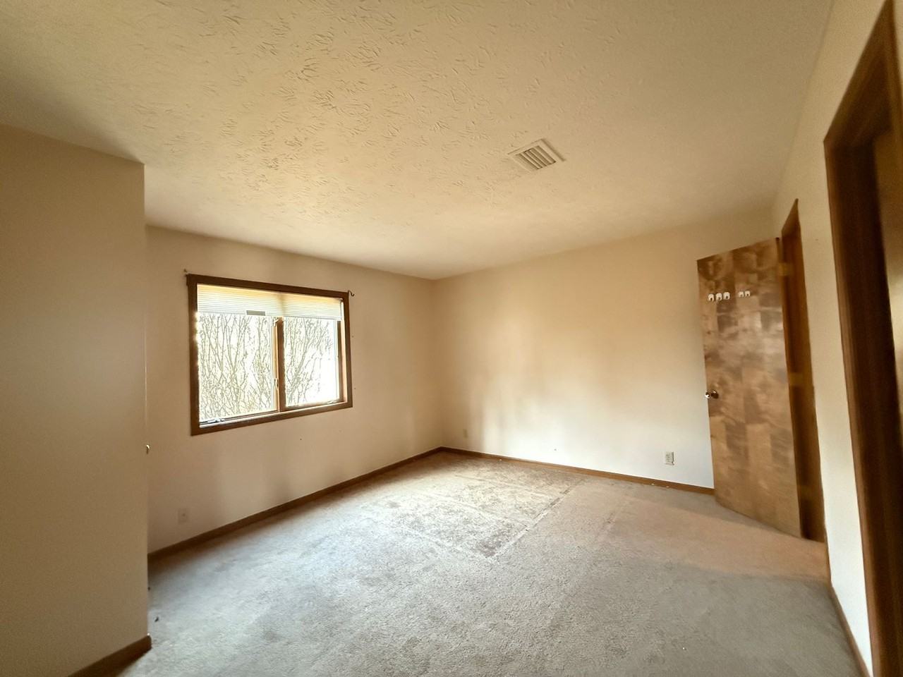 716 Wellington Ct - Photo 7 of 14