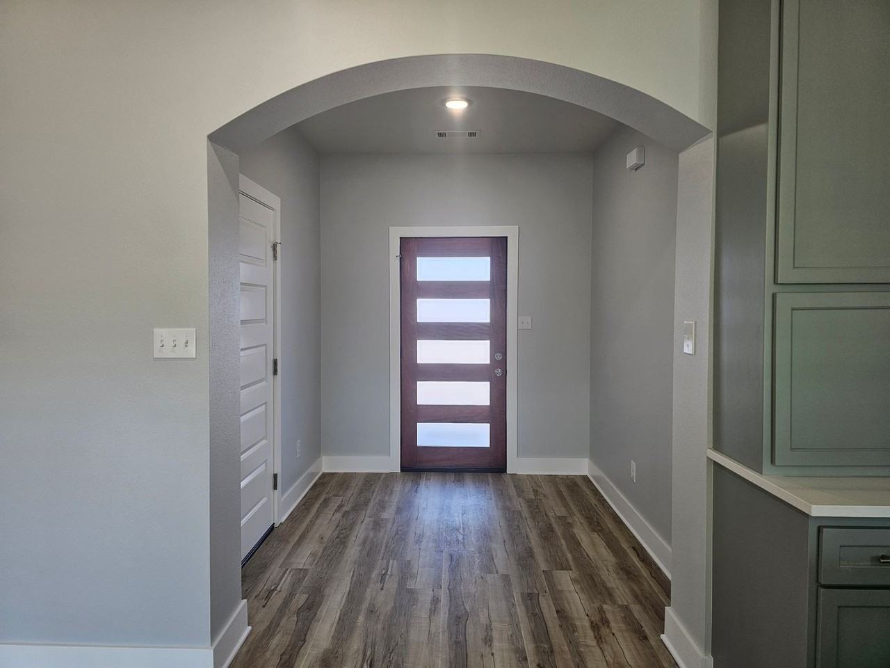 501 Laurel Way - Photo 2 of 26