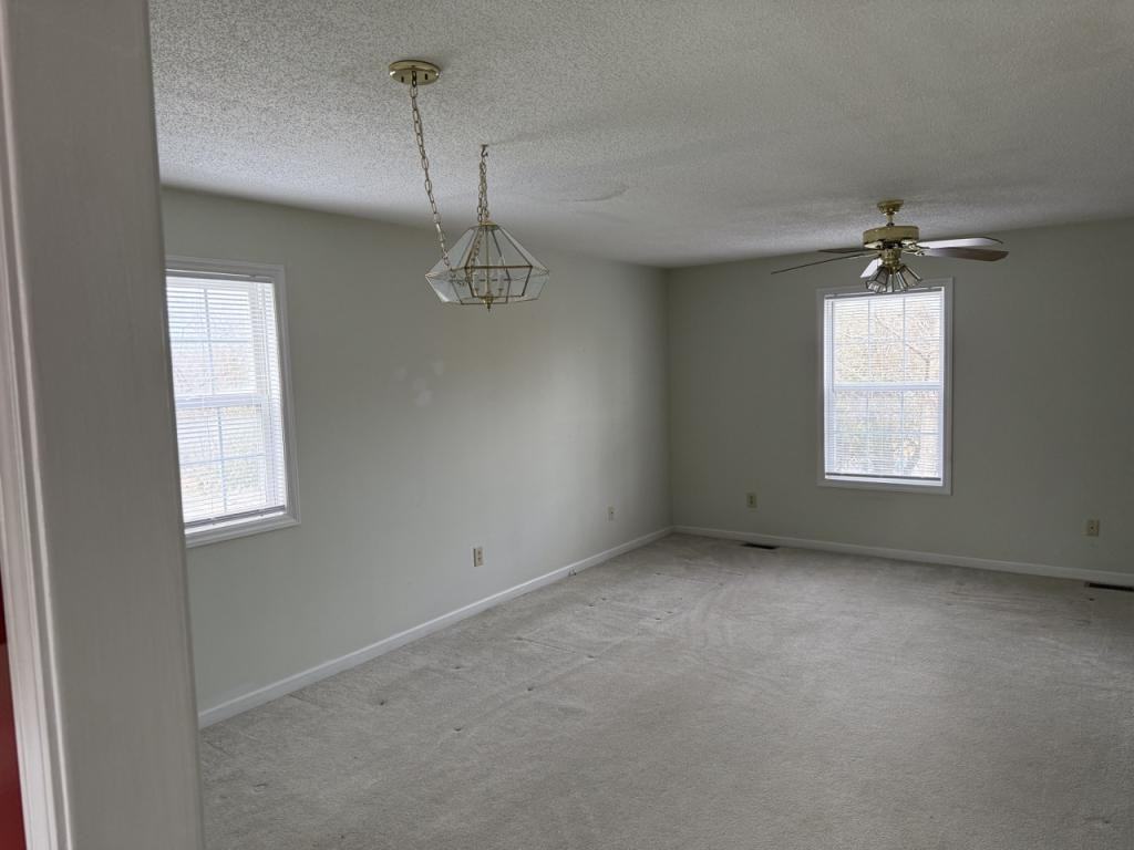 706 S Cherokee St - Photo 4 of 15