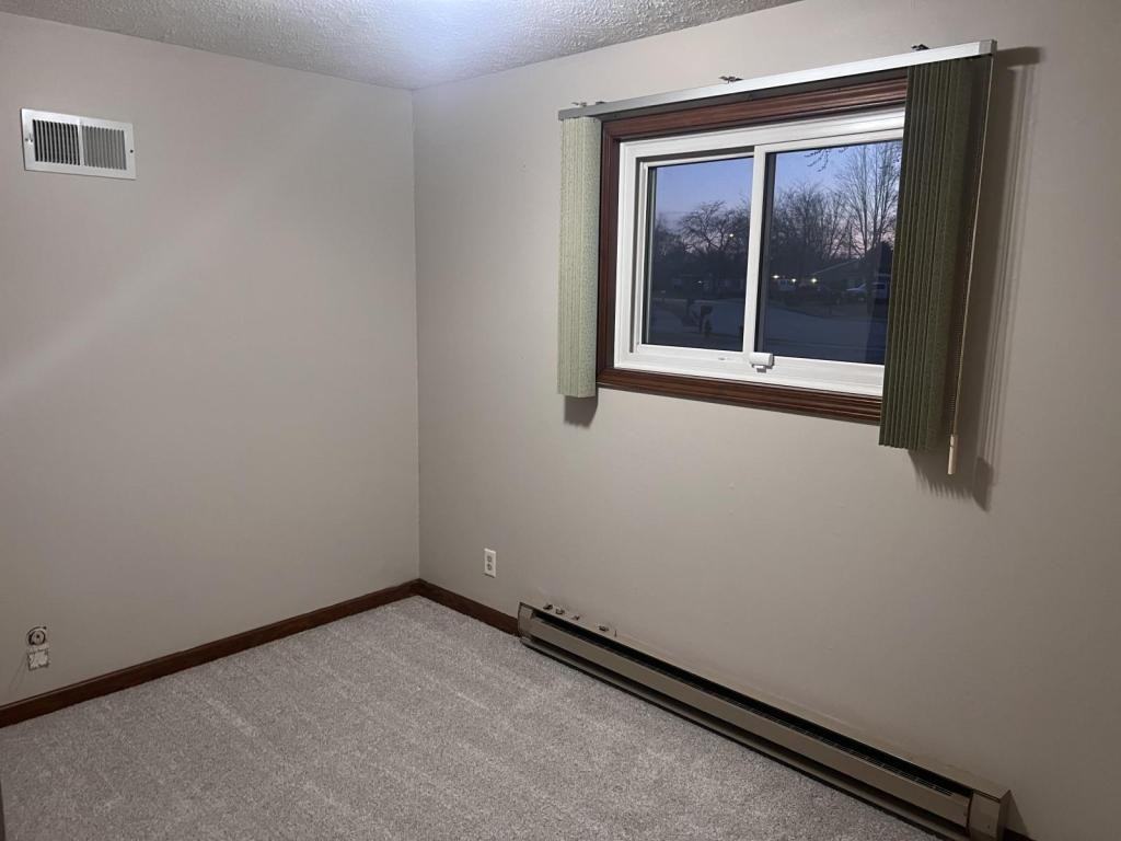 136 N Saint Louis St - Photo 4 of 12
