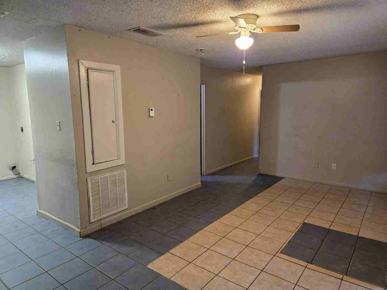 1906 Railroad St - Photo 2 of 10