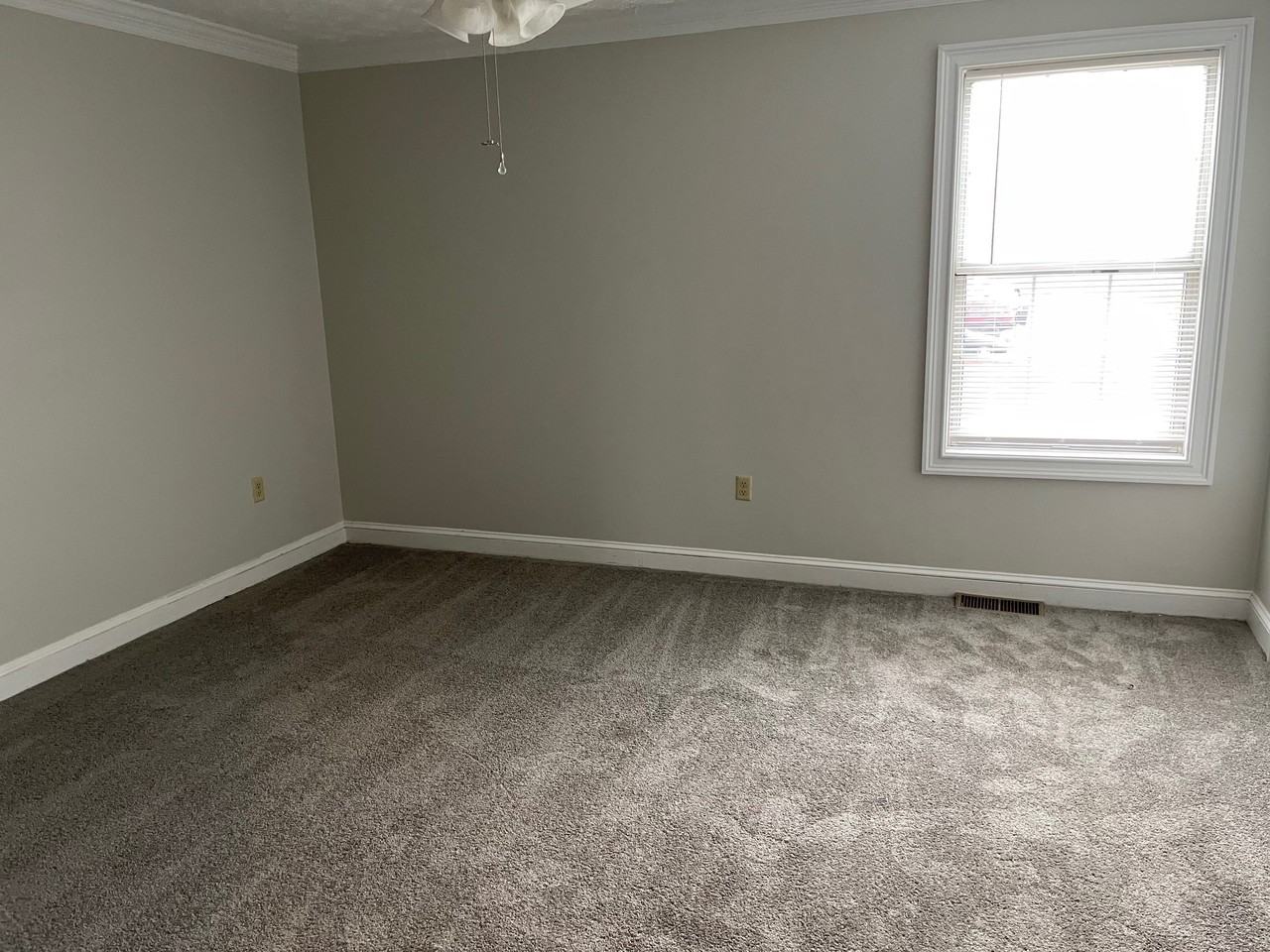 126 Stadium Cir - Photo 2 of 12