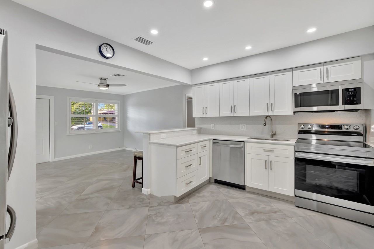 1824 Sw 29th St - Photo 2 of 20